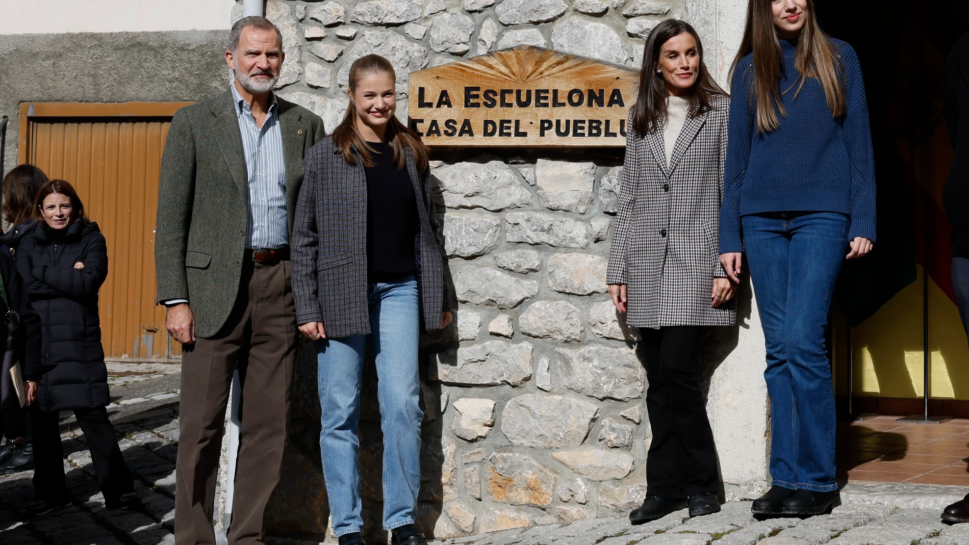 SOTRES, 26/10/2024.- El rey Felipe (i), Letizia (2d), la princesa Leonor (2i) y la infanta Sofía (d) completan este sábado su agenda de actividades en Asturias con la visita a Sotres, Premio al Pueblo Ejemplar 2024, una localidad del concejo de Cabrales, situada a 1.050 metros de altitud y con 108 habitantes, a la que han llegado poco antes de la una de la tarde. EFE/ Ballesteros