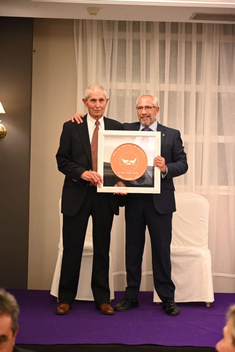 Miguel Muñoz entre el premio a Jesús Prada Hidalgo