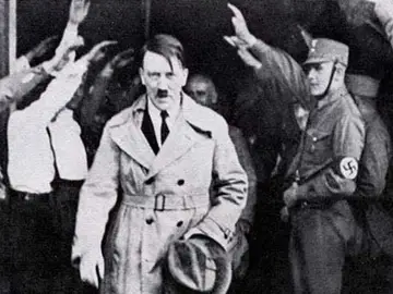 Hitler, el 5 de diciembre de 1931, abandonando la sede de su partido en Mínich, Alemania Hitler, el 5 de diciembre de 1931, abandonando la sede de su partido en Mínich, Alemania