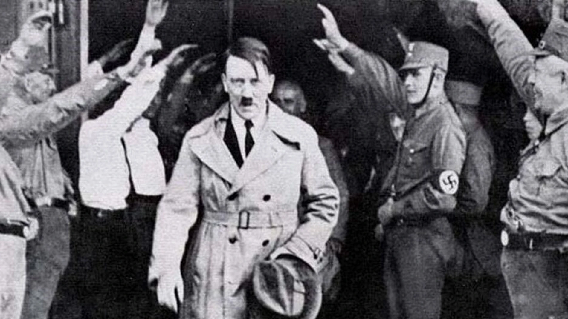Hitler, el 5 de diciembre de 1931, abandonando la sede de su partido en Mínich, Alemania
