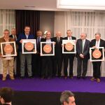 Foto de familia de Jesús Mediavilla con los premiados por el Banco de Alimentos de Valladolid