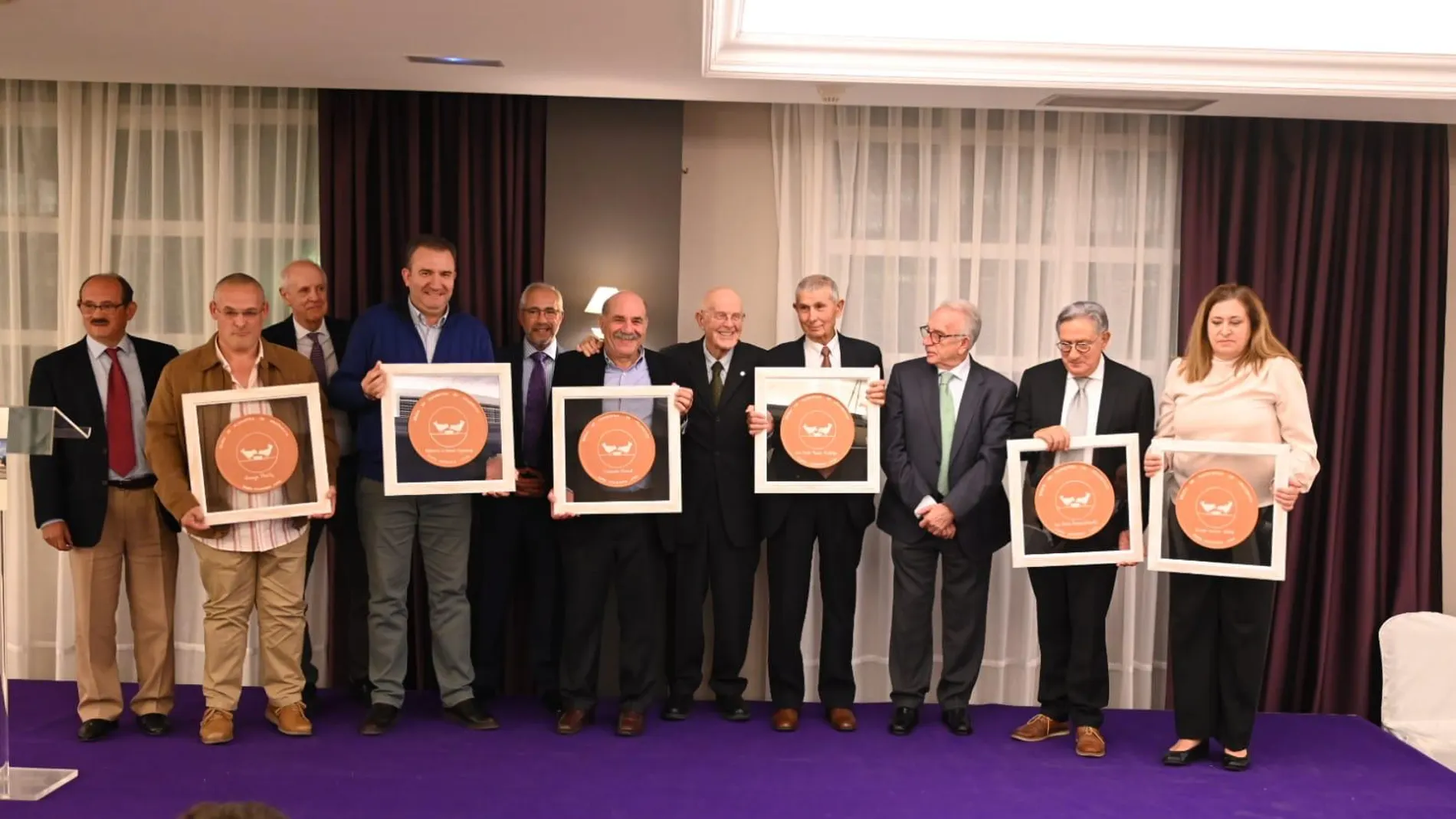 Foto de familia de Jesús Mediavilla con los premiados por el Banco de Alimentos de Valladolid