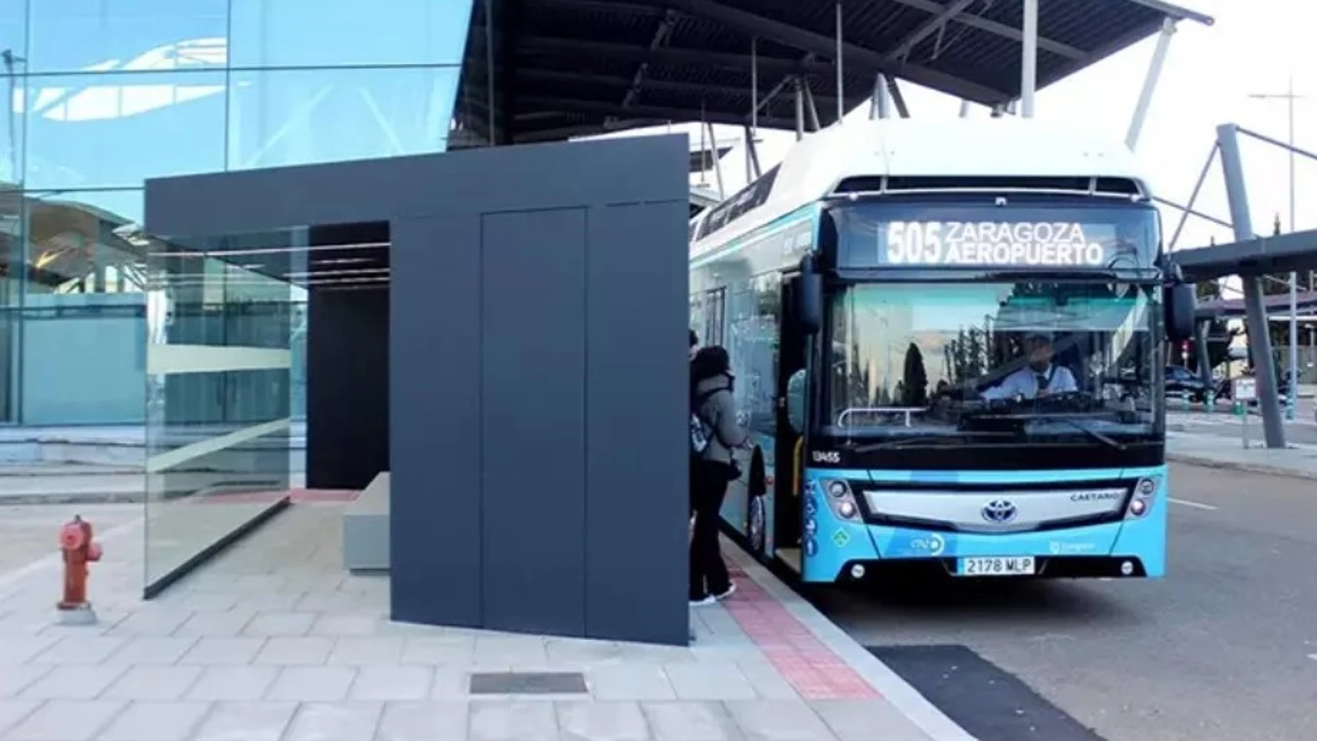 Autobús que presta servicio al Aeropuerto de Zaragoza. REMITIDA / HANDOUT por AYUNTAMIENTO DE ZARAGOZA Fotografía remitida a medios de comunicación exclusivamente para ilustrar la noticia a la que hace referencia la imagen, y citando la procedencia de la imagen en la firma 27/10/2024