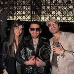 Violeta Mangriñán, su pareja Fabbio e Ilia Topuria.