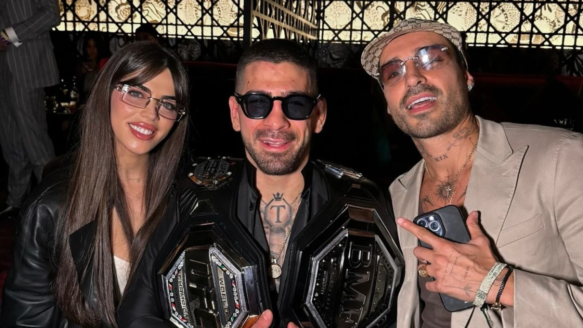 Violeta Mangriñán, su pareja Fabbio e Ilia Topuria.