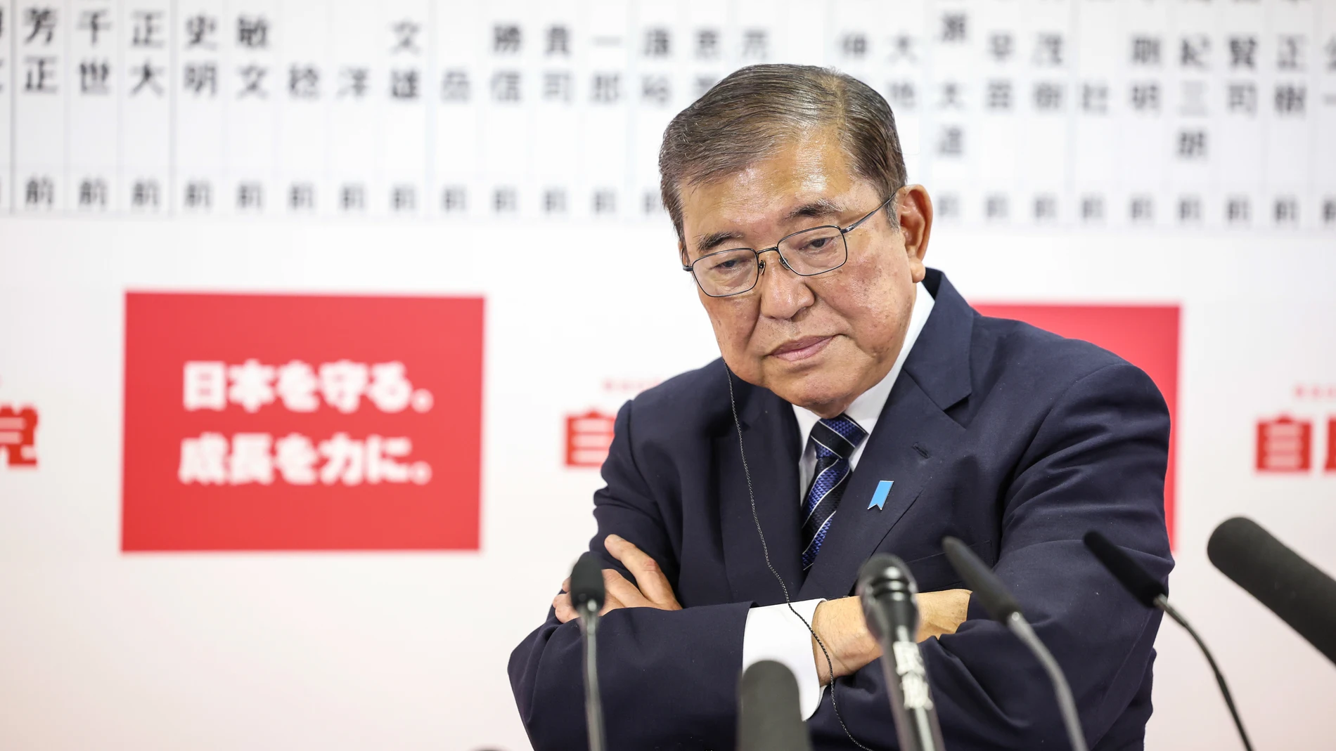 Tokyo (Japan), 27/10/2024.- Japan's Prime Minister Shigeru Ishiba speaks to the media at the Liberal Democratic Party's (LDP) headquarters, Tokyo, Japan, 27 October 2024. Exit polling suggested that the incumbent LDP would not be able to form a single-party majority government in a snap election called by Prime Minister Shigeru Ishiba. (Elecciones, Japón, Tokio) EFE/EPA/TAKASHI AOYAMA / POOL