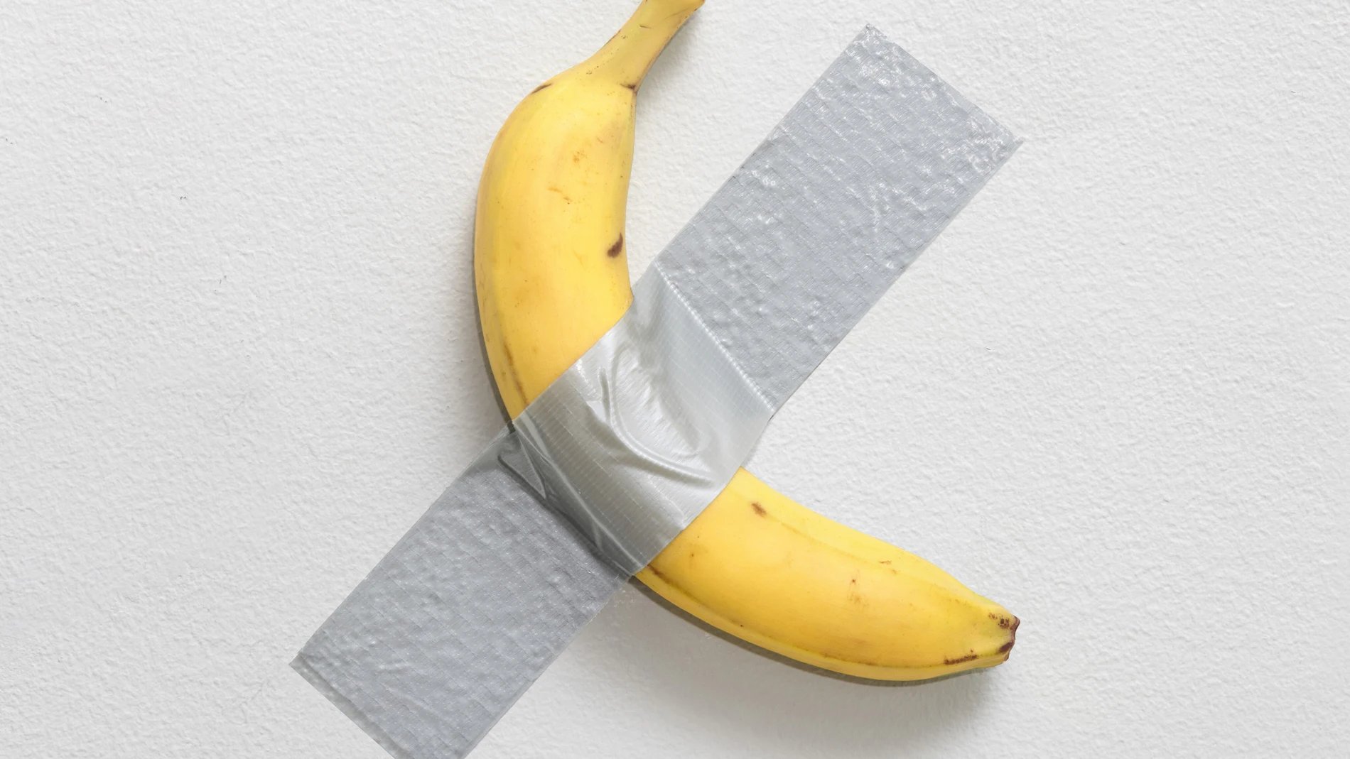 «Comedian», que constituye la famosa pieza del plátano adherido a la pared, fue creada en 2019 por Maurizio Cattelan