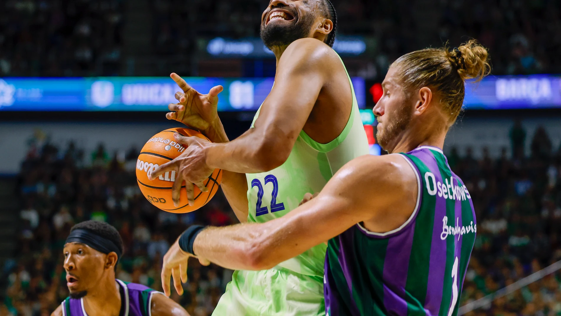 MÁLAGA, 27/10/2024.- El alero estadounidense español del Barcelona Jabari Parker (i) entra a canasta ante el alero estadounidense del Unicaja Dylan Osetkowski (d) durante el encuentro de la Liga Endesa entre Unicaja Málaga y FC Barcelona, este domingo en el Palacio de Deportes José María Martín Carpena de Málaga. EFE/ Jorge Zapata