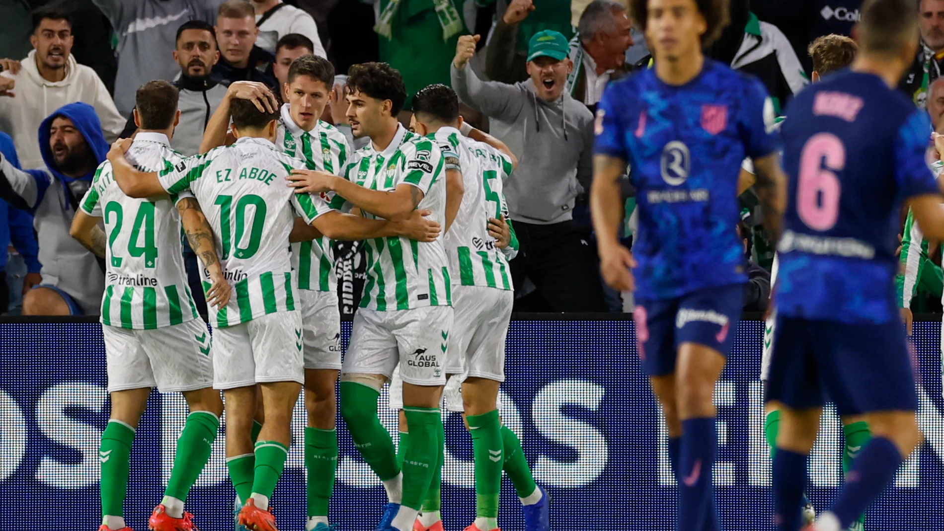 SEVILLA, 27/10/2024.- Los jugadores del Betis celebran el primer gol del equipo andaluz durante el encuentro correspondiente a la jornada 11 de Laliga EA Sports que disputan hoy domingo Betis y Atlético de Madrid en el estadio Benito Villamarin, en Sevilla. EFE / Julio Muñoz.