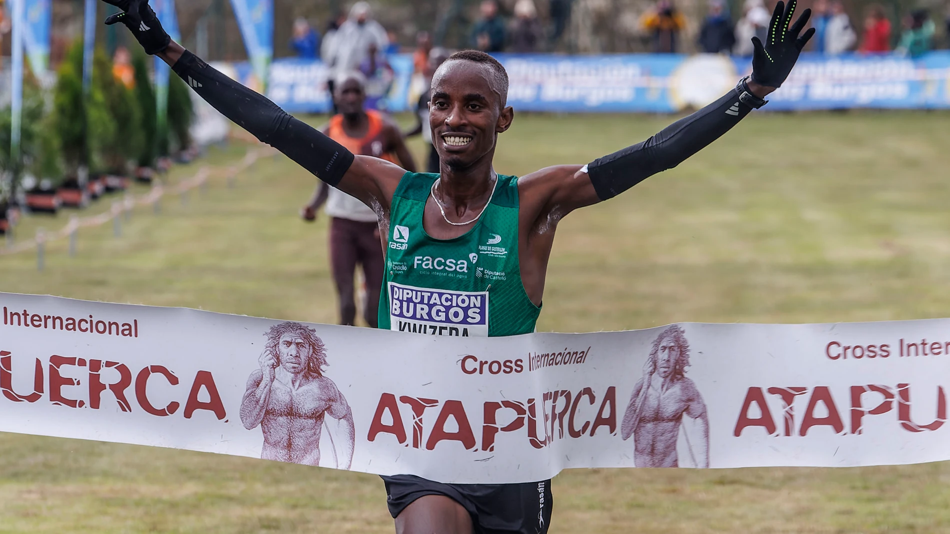 BURGOS, 27/10/2024.- El atleta del equipo Playas de Castellón Rodrigue Kwizera gana la carrera absoluta masculina del Cross Internacional de Atapuerca, este domingo en Burgos. EFE/ Santi Otero