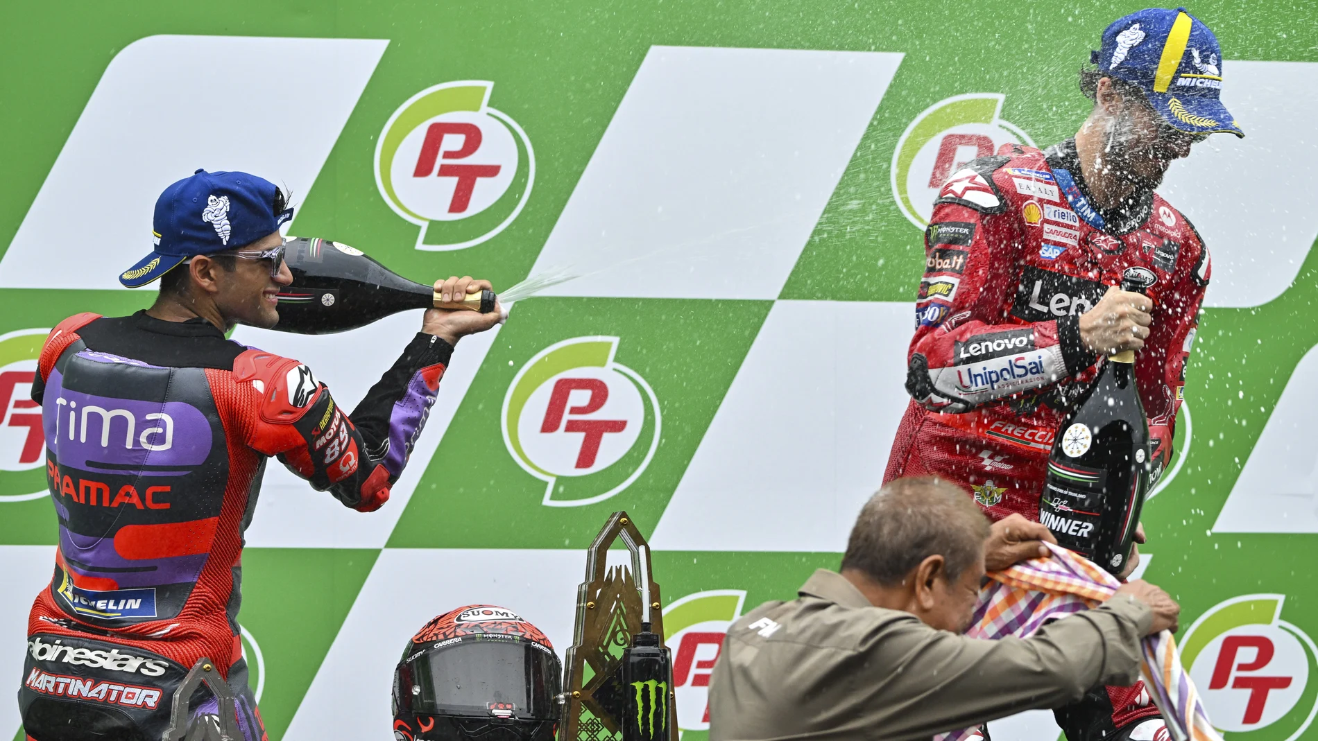 Martín y Bagnaia, en el podio del circuito de Chang