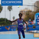 El etíope Yomif Kejelcha firma un nuevo récord del mundo del Medio Maratón en València