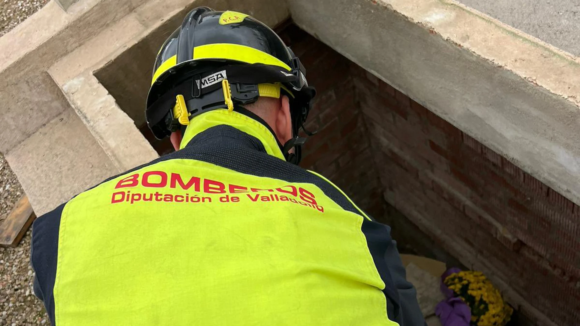 Un bombero de la Diputación de Valladolid en la tumba donde cayó la mujer en Langayo