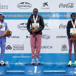  La keniana Agnes Ngetich (c) celebra su victoria junto a la etíope Fotyen Tesfay (i), segunda posición, y la keniana Lilian Kasait , tercera posición, tras la media maratón de Valencia celebrada, este domingo, en Valencia.