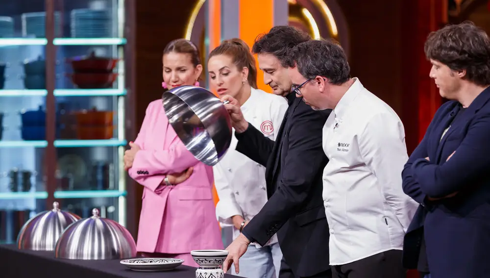 El chef Paco Morales (tres Soles Repsol) junto a los jueces de 'MasterChef Celebrity 9'