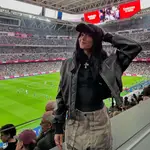 Aitana con look deportivo para el Clásico en el Bernabéu.