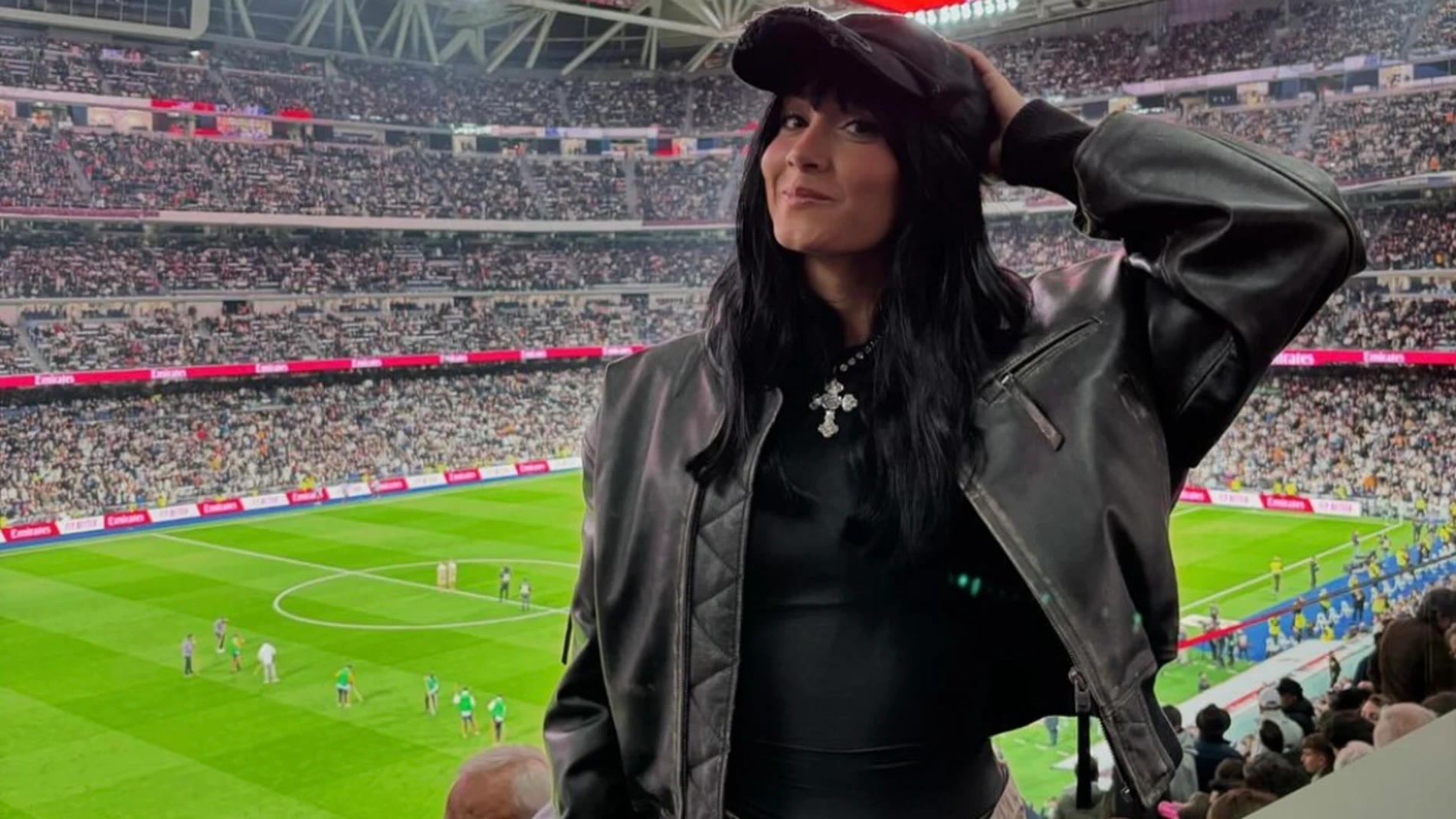 Aitana con look deportivo para el Clásico en el Bernabéu.