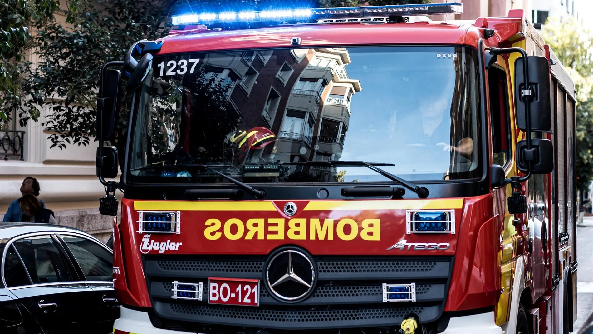 Atendidas cuatro personas, la mayoría por inhalación, tras el incendio de una vivienda en Vicálvaro