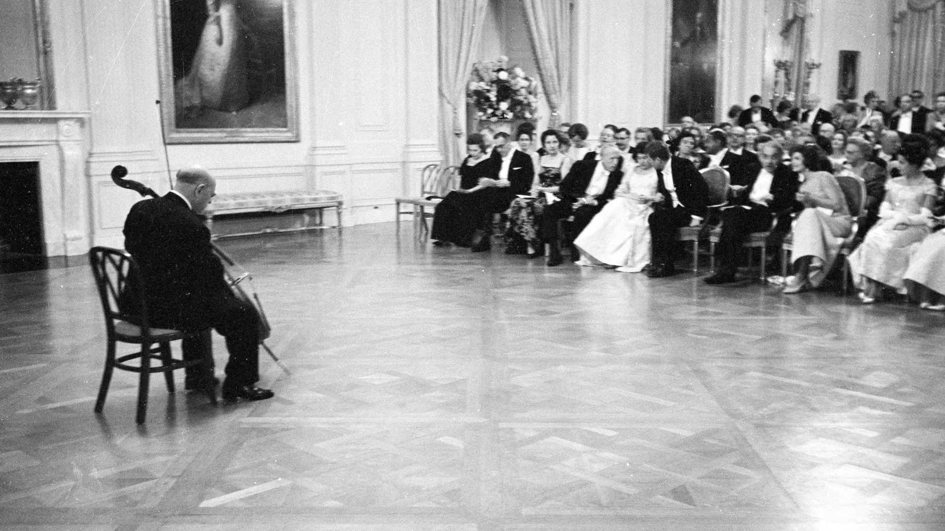 Pau Casals durante su actuación en la Casa Blanca ante John F. Kennedy