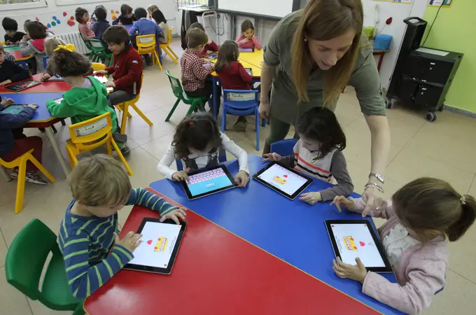 Rebelión de la escuela concertada contra el decreto de Ayuso que limita las pantallas Rebelión de la escuela concertada contra el decreto de Ayuso que limita las pantallas
