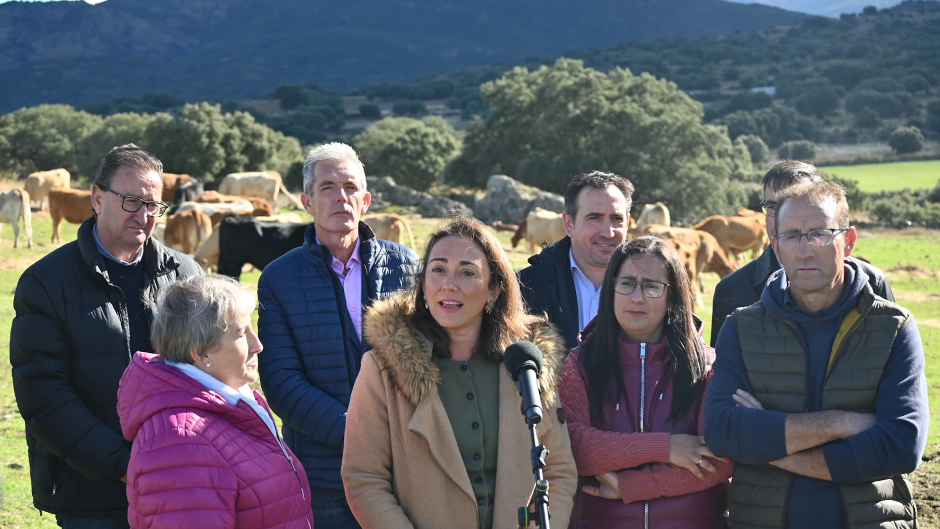 La consejería María González Corral visita una visita una explotación ganadera de la provincia de Ávila