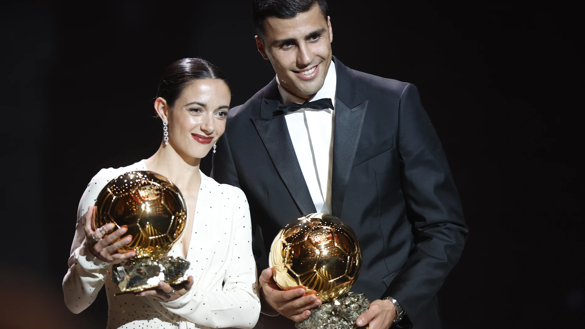 Paris (France), 28/10/2024.- Manchester City and Spain midfielder Rodri and Barcelona player Aitana Bonmati pose with their trophies after winning the Men's and Women's Ballon d'Or 2024 awards at the Ballon d'Or 2024 ceremony at the Theatre du Chatelet in Paris, France, 28 October 2024. (Francia, España) EFE/EPA/MOHAMMED BADRA