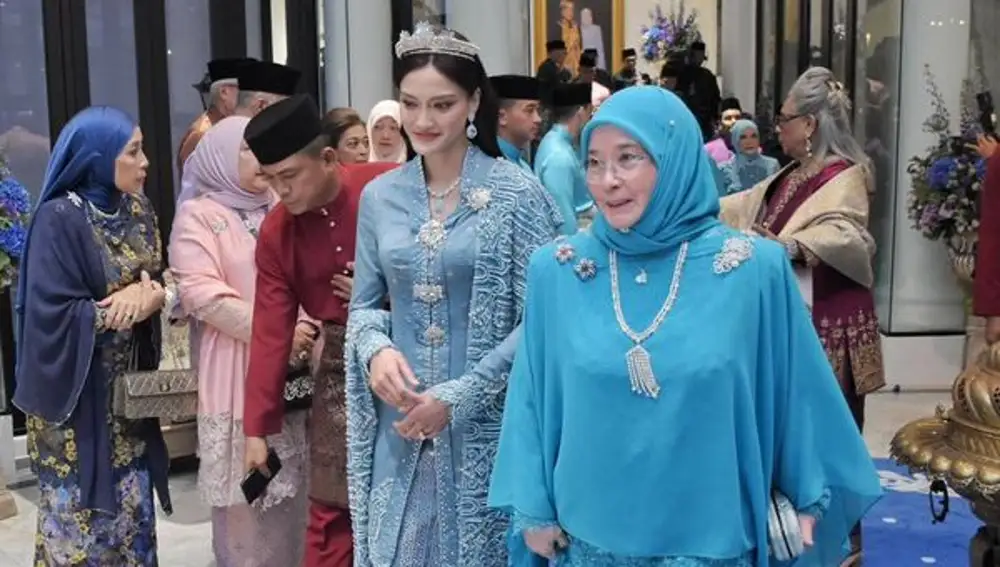 La novia, Tengku Natasya Puteri Tengku Adna, con la corona de diamantes de la reina Mary de Teck