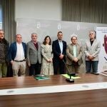 El responsable de Cultura, Arte y Patrimonio de la Diputación de León, Emilio Martínez, acompaña a los organizadores del III Congreso Internacional de Mascaradas en la presentación del mismo