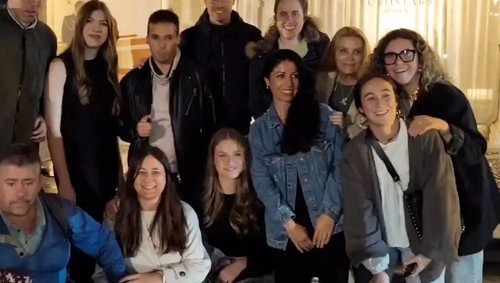 La Princesa Leonor, sus imágenes más cercana y cariñosa con un grupo de admiradores