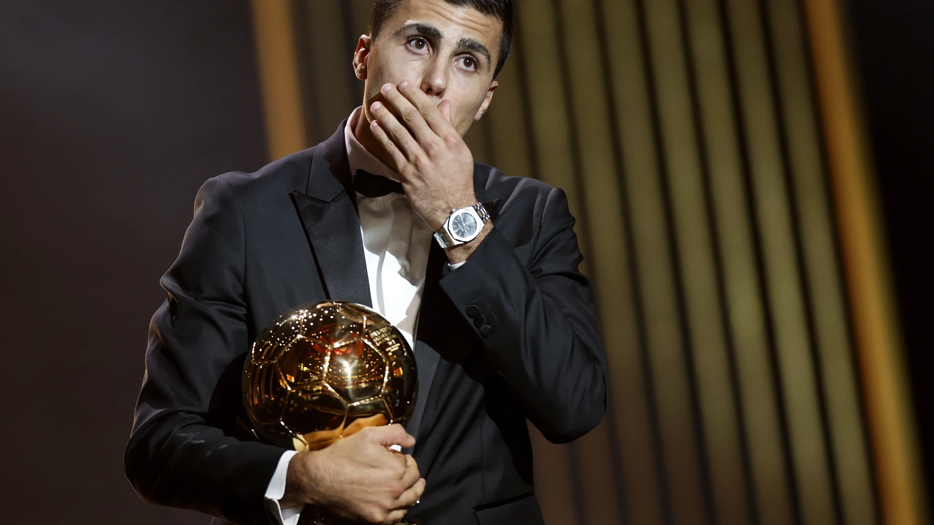 Paris (France), 28/10/2024.- Manchester City and Spain midfielder Rodri wins the Men's Ballon d'Or 2024 award at the Ballon d'Or 2024 ceremony at the Theatre du Chatelet in Paris, France, 28 October 2024. (Francia, España) EFE/EPA/MOHAMMED BADRA
