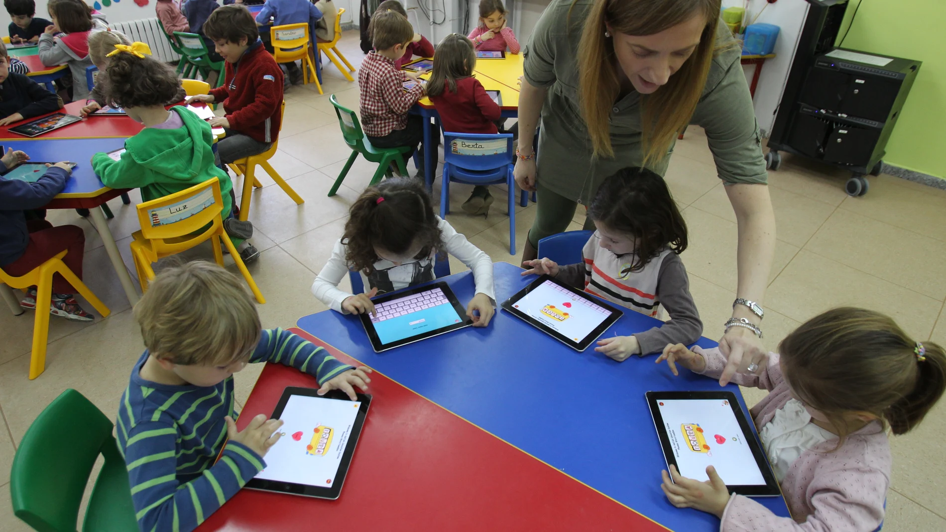 Niños con tablets en un colegio
