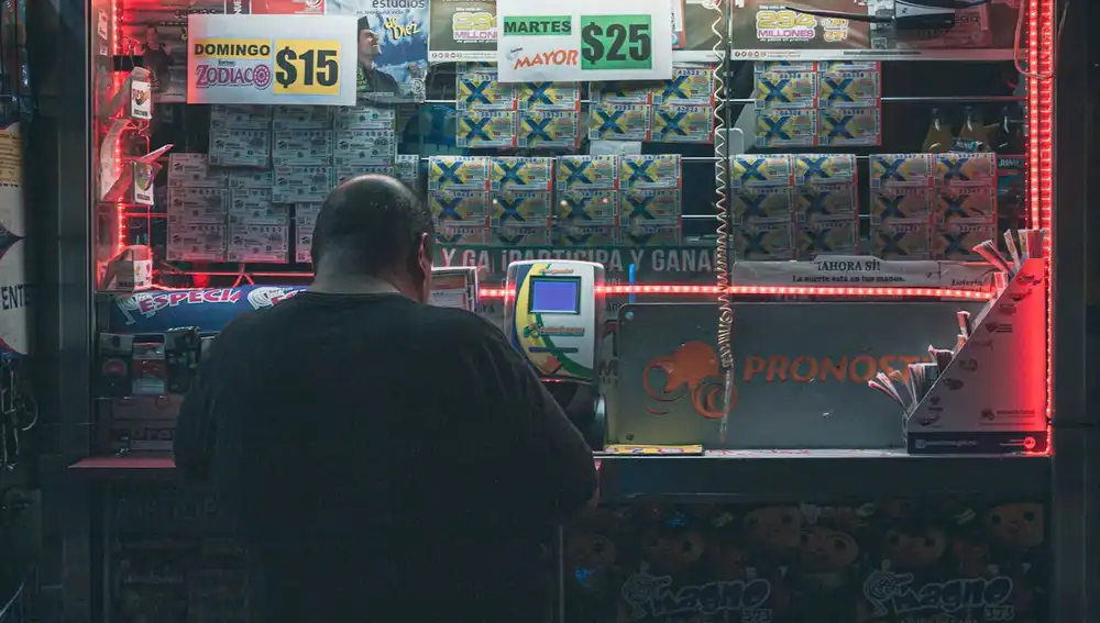Hombre jugando la Lotería