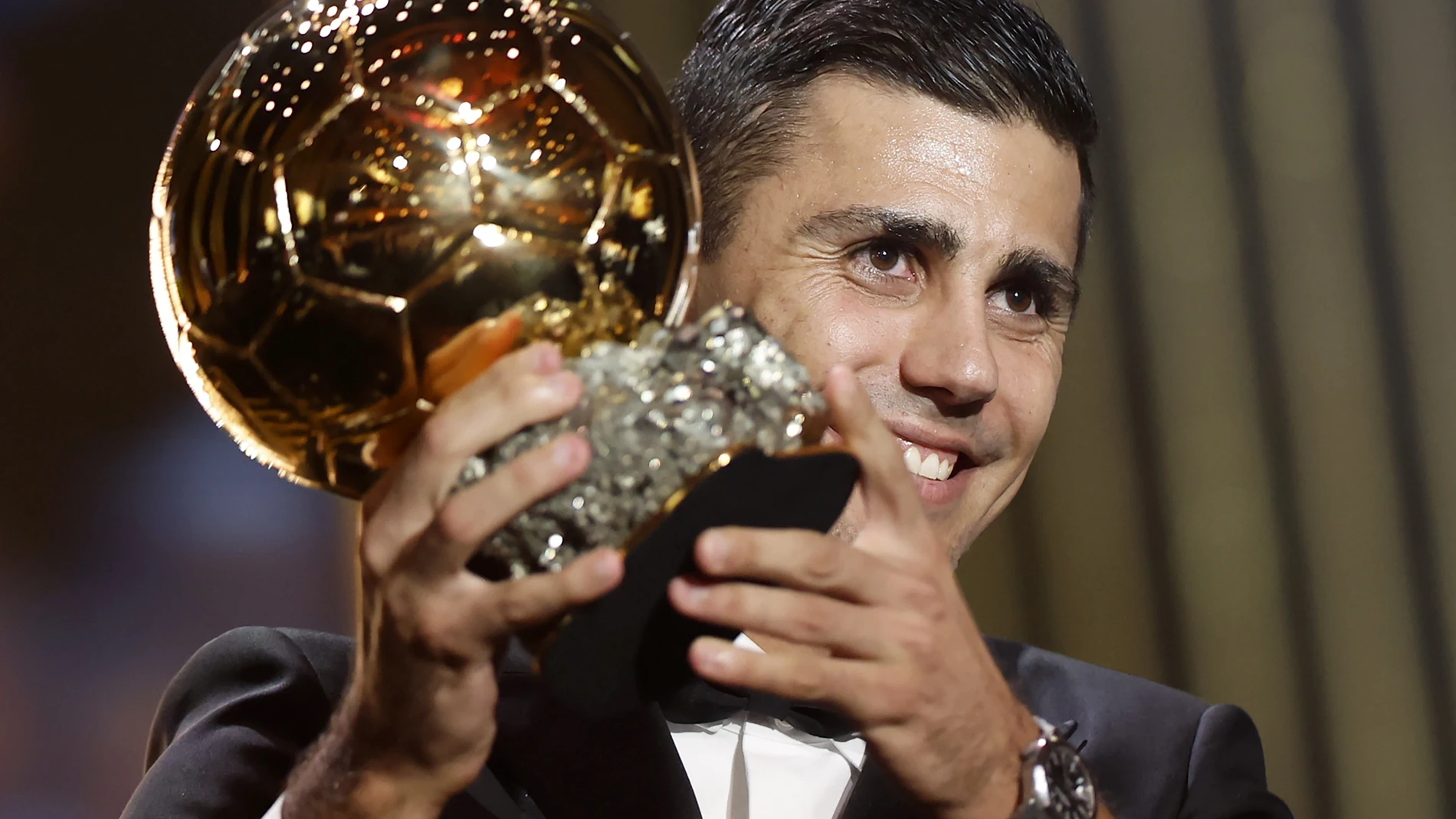 Paris (France), 28/10/2024.- Manchester City and Spain midfielder Rodri wins the Men's Ballon d'Or 2024 award at the Ballon d'Or 2024 ceremony at the Theatre du Chatelet in Paris, France, 28 October 2024. (Francia, España) EFE/EPA/MOHAMMED BADRA