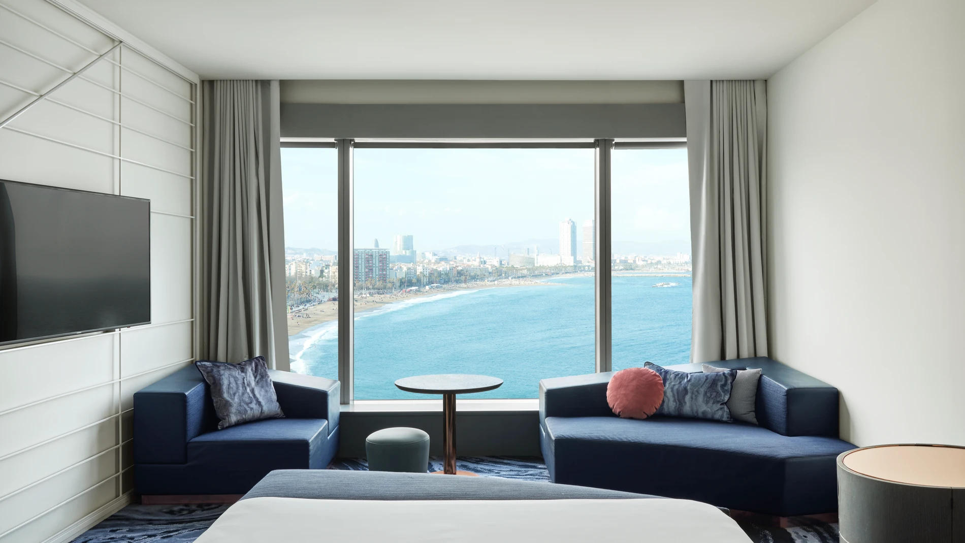 El hotel W Barcelona, una vela que surca el mar