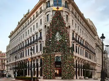 Detalle fachada hotel Four Seasons Madrid con decoración de Navidad. Detalle fachada hotel Four Seasons Madrid con decoración de Navidad.