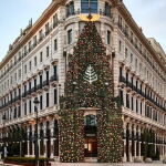 Detalle fachada hotel Four Seasons Madrid con decoración de Navidad.