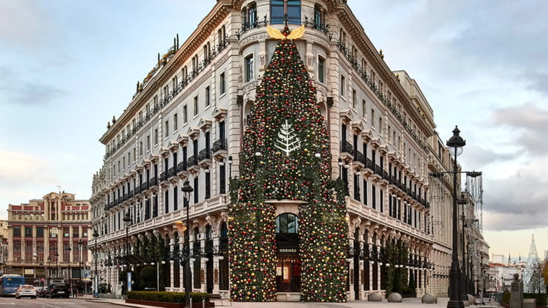 Detalle fachada hotel Four Seasons Madrid con decoración de Navidad.