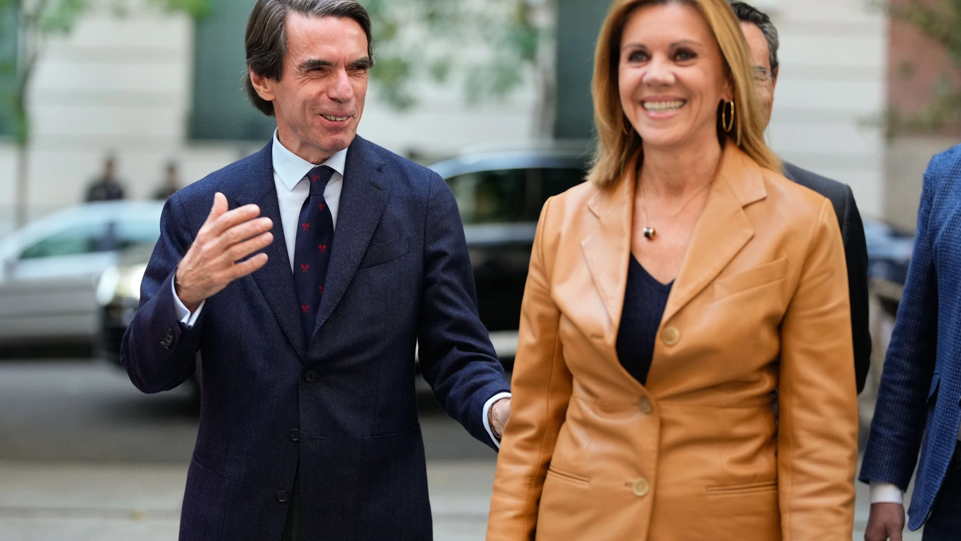MADRID, 28/10/2024.- El expresidente del Gobierno José María Aznar (i) analiza sus años de gobierno en una lección magistral organizada por el Instituto de Liderazgo Político, que preside María Dolores de Cospedal (d), este lunes en Madrid. EFE/ Borja Sánchez-trillo
