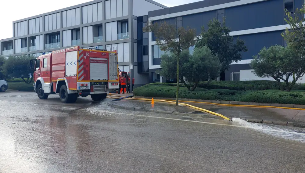 Los bomberos achicando agua de la Rafa Nadal Academy en Manacor, Mallorca