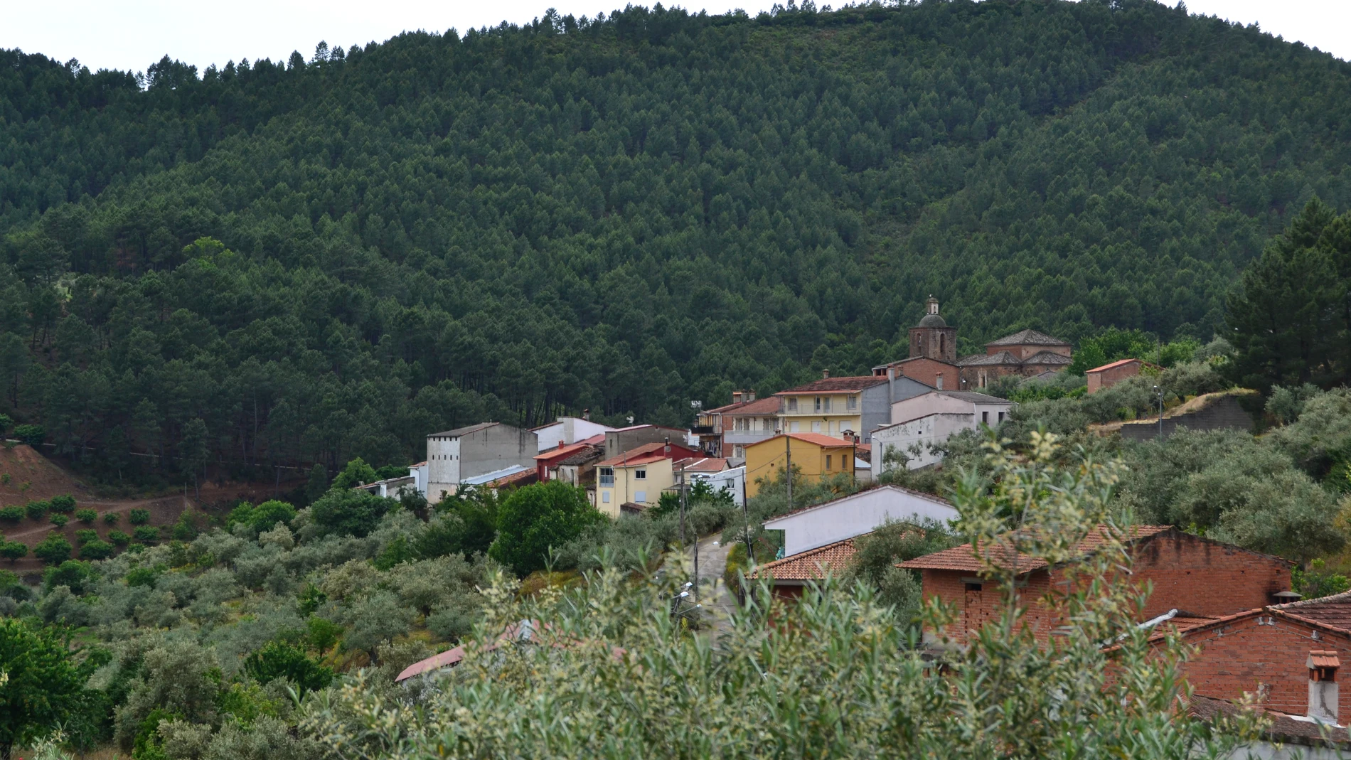 Vista general de Cambroncino, desde el Barrio de Abajo. Sobresaliendo sobre los tejados, puede observarse la torre de la Iglesia de Santa Catalina