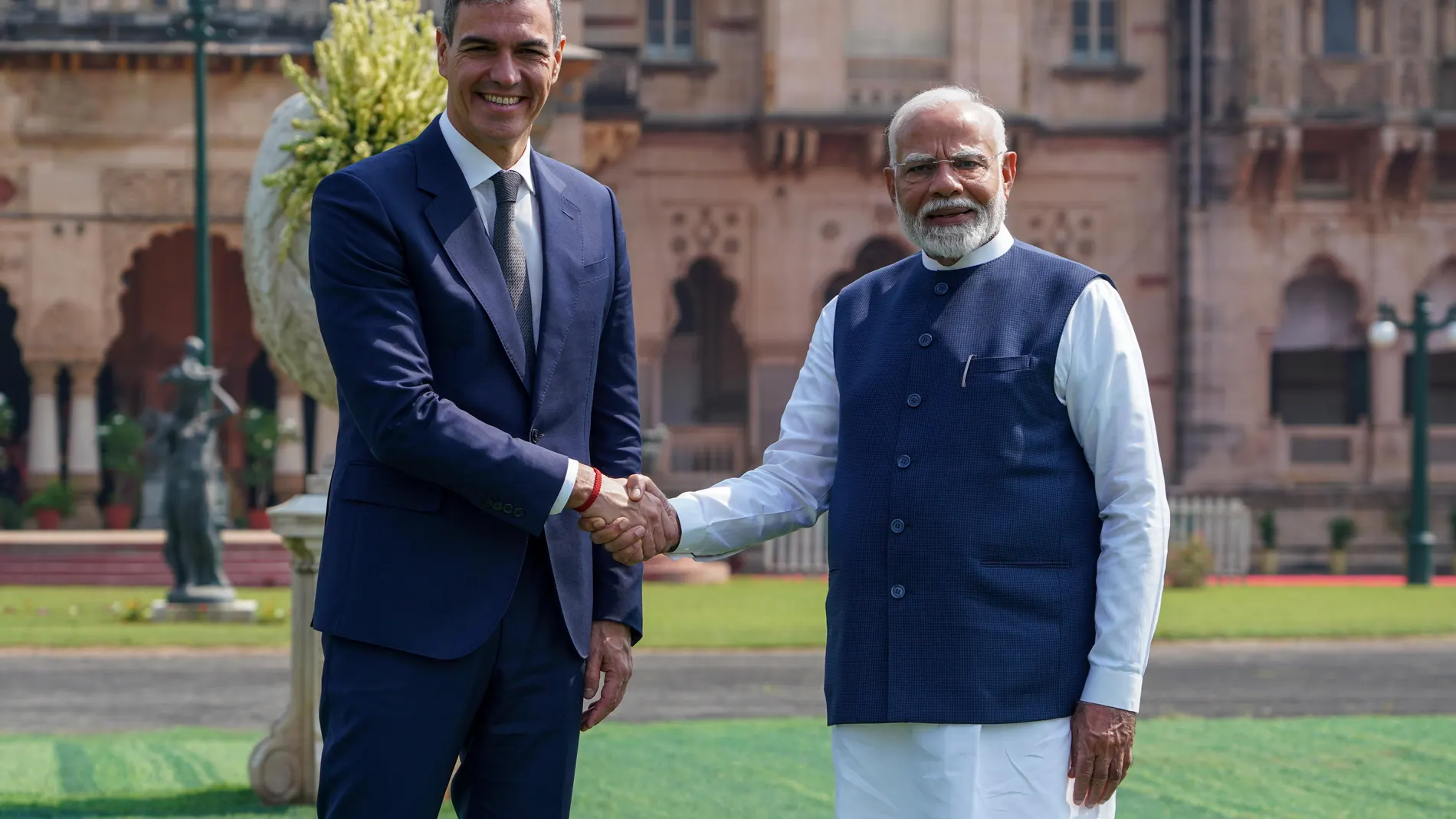 Vadodara (India), 28/10/2024.- Prime Minister of Spain Pedro Sanchez (L) and Indian Prime Minister Narendra Modi (R) shake hands as they pose for a photograph at the Lakshmi Vilas Palace in Vadodara, Gujarat, India, 28 October 2024. The Spanish Prime Minister is on a three-day state visit to India to strengthen diplomatic and business ties between the two countries. (España) EFE/EPA/SIDDHARAJ SOLANKI