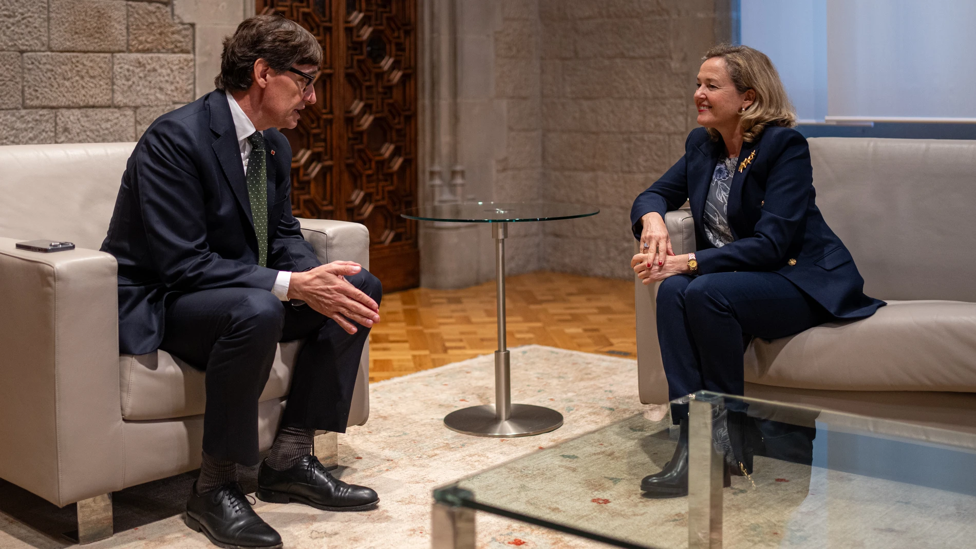El presidente de la Generalitat, Salvador Illa, durante una reunión de trabajo con la presidenta del Banco Europeo de Inversiones, Nadia Calviño, en el Palau de la Generalitat, a 28 de octubre de 2024, en Barcelona, Cataluña (España). Tras la reunión, se trasladan a la Estación Distribuidora de Aguas de la Trinidad, gestionada por ATLA, donde visitan las instalaciones. Esta estación forma parte de un proyecto que contribuye a mejorar las infraestructuras hídricas de Cataluña y la gestión del ...