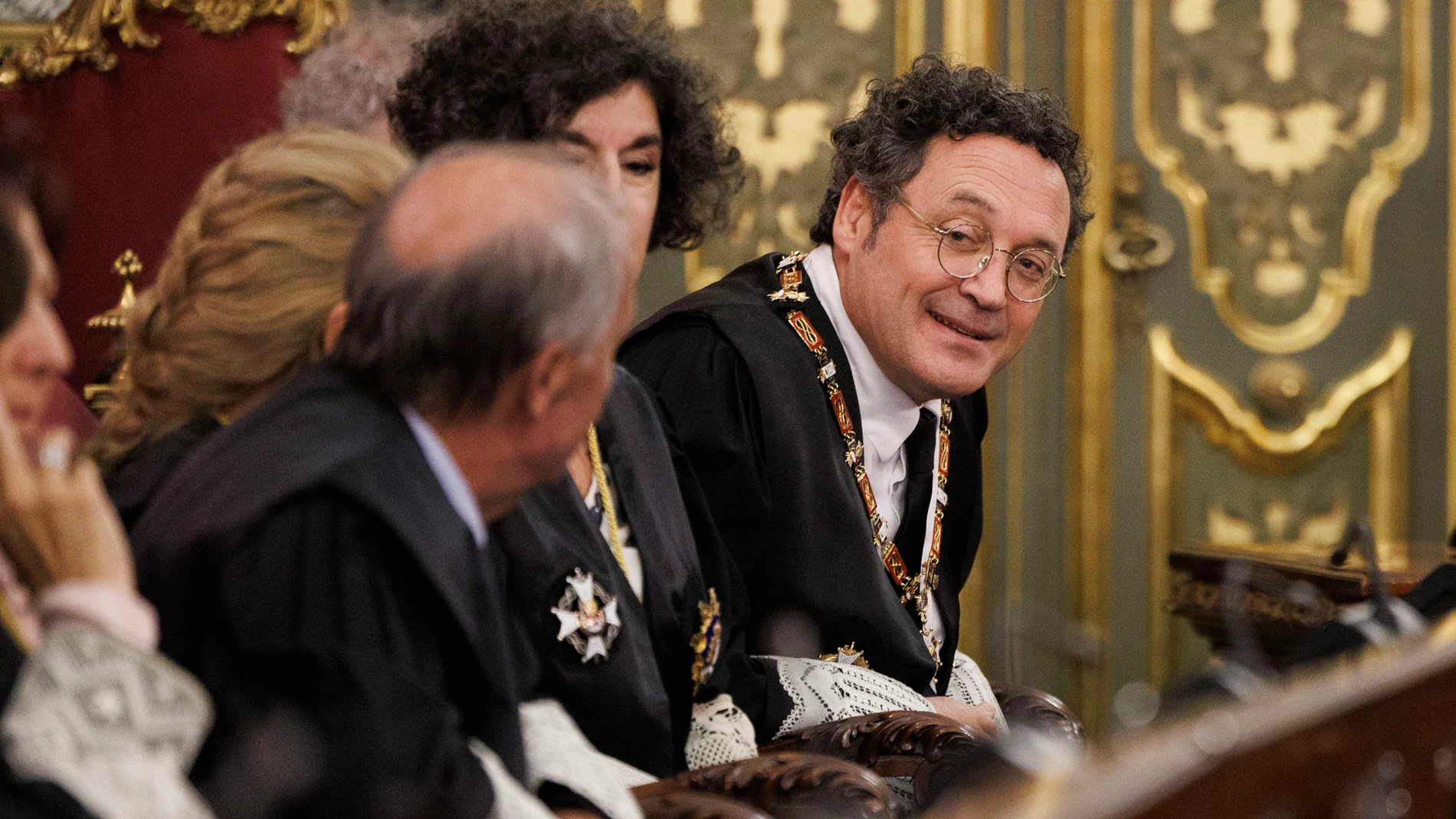 MADRID, 28/10/2024.- El fiscal general del Estado, Álvaro García Ortiz (d), charla con el magistrado de la sala 5 del Tribunal Supremo, Jacobo Barja, durante la ceremonia de promesa de Fernando Prieto como fiscal de Sala de la Fiscalía del Tribunal Supremo, este lunes en Madrid EFE/Sergio Pérez