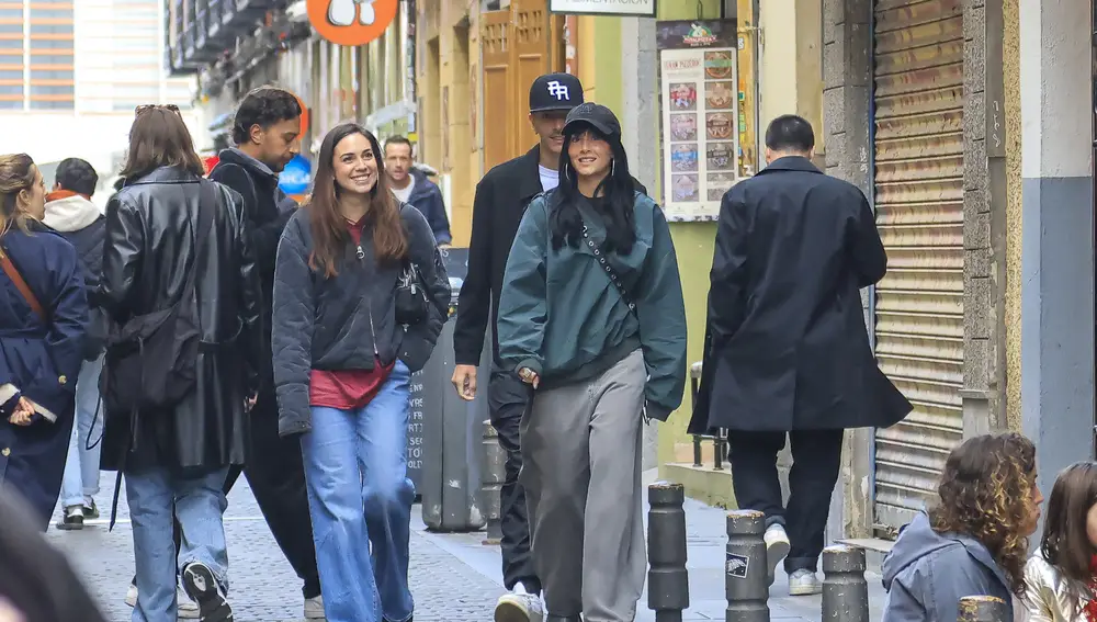 Aitana paseando por Madrid con unos amigos