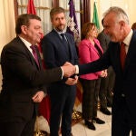 El consejero de la Presidencia, Luis Miguel González Gago, saluda al ministro de Política Territorial, Ángel Víctor Torres, antes del encuentro