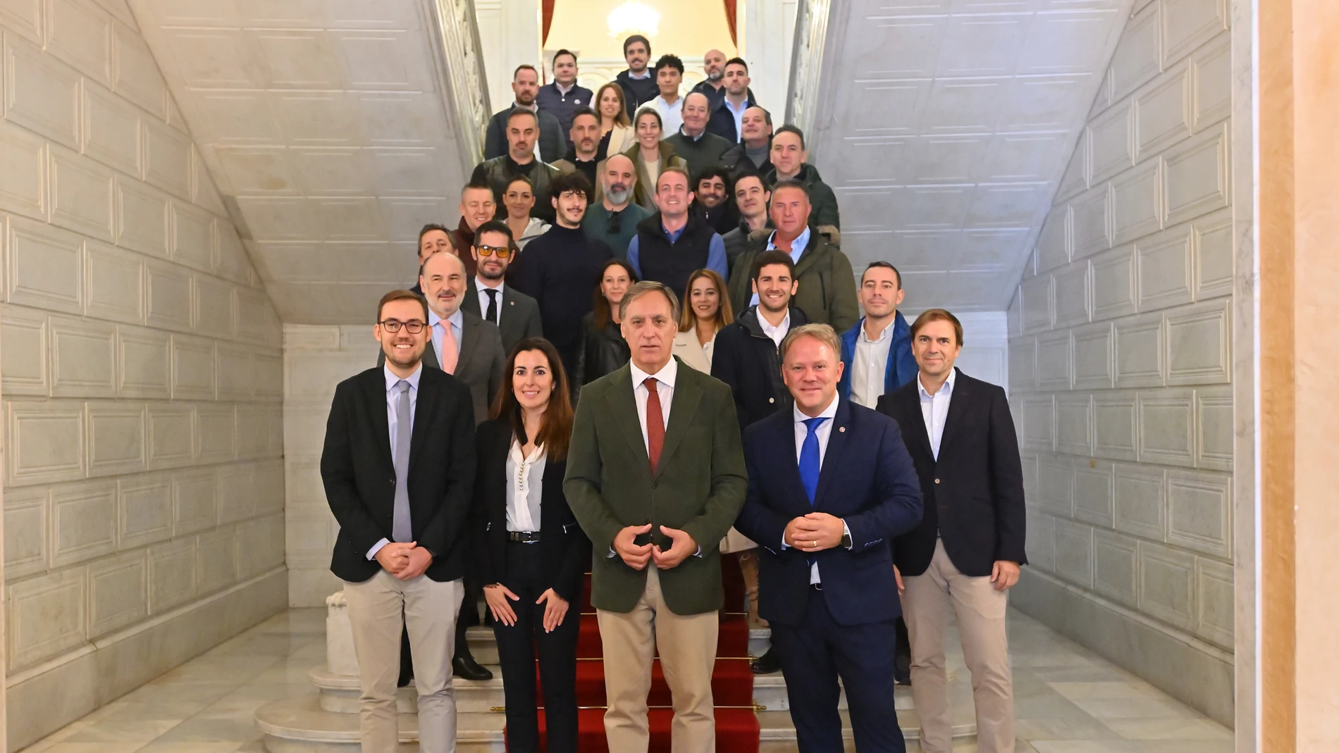 El alcalde de Salamanca, Carlos García Carbayo, recibe a organizadores y a nominados de la decimotercera edición de los Premios Hostelería
