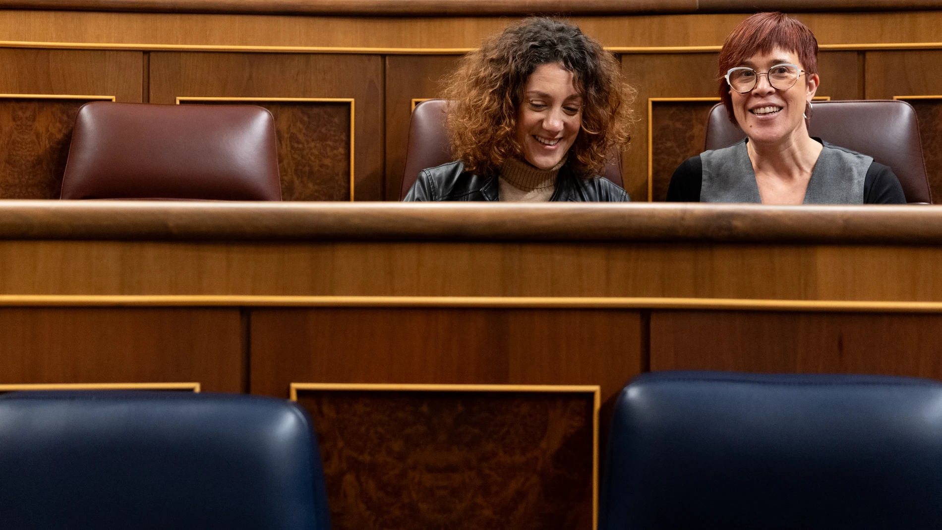La diputada de Sumar Aina Vidal, y la portavoz de Compromís en el Congreso, Águeda Micó, durante un pleno en el Congreso de los Diputados, a 29 de octubre de 2024, en Madrid (España). El Congreso debate y vota hoy la toma en consideración de dos iniciativas legislativas: la Proposición de Ley Orgánica de protección de las libertades y seguridad ciudadana y la Proposición de Ley para garantizar la representación internacional de las federaciones deportivas españolas. Posteriormente, se debaten...