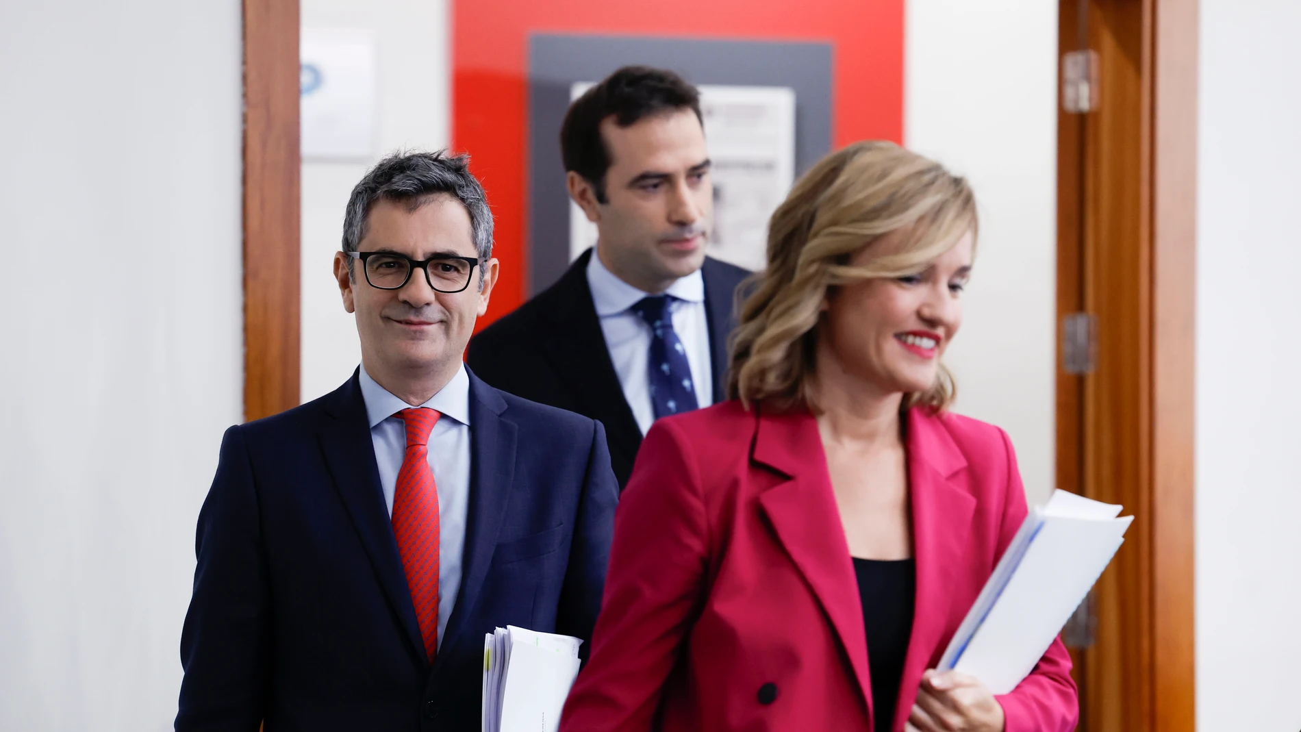 MADRID, 29/10/2024.- El ministro de Presidencia, Justicia y Relaciones con las Cortes, Félix Bolaños (i), la ministra de Educación, Formación Profesional y Deportes y portavoz del Gobierno, Pilar Alegría, y el ministro de Economía, Carlos Cuerpo, se dirigen a dar la rueda de prensa posterior a la reunión del Consejo de Ministros, este martes, en el complejo del Palacio de la Moncloa, en Madrid. EFE/Javier Lizón