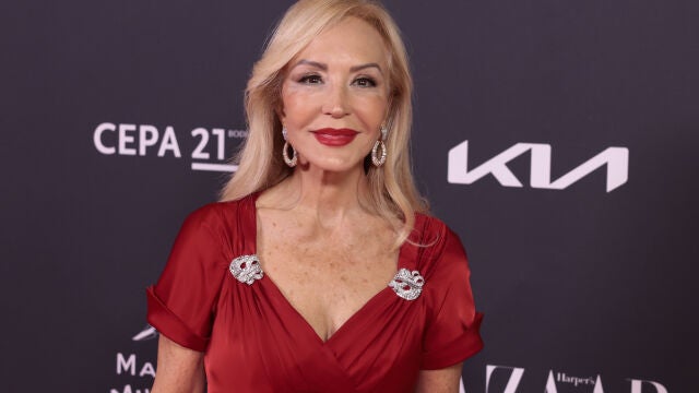 Carmen Lomana con vestido rojo de gala. 