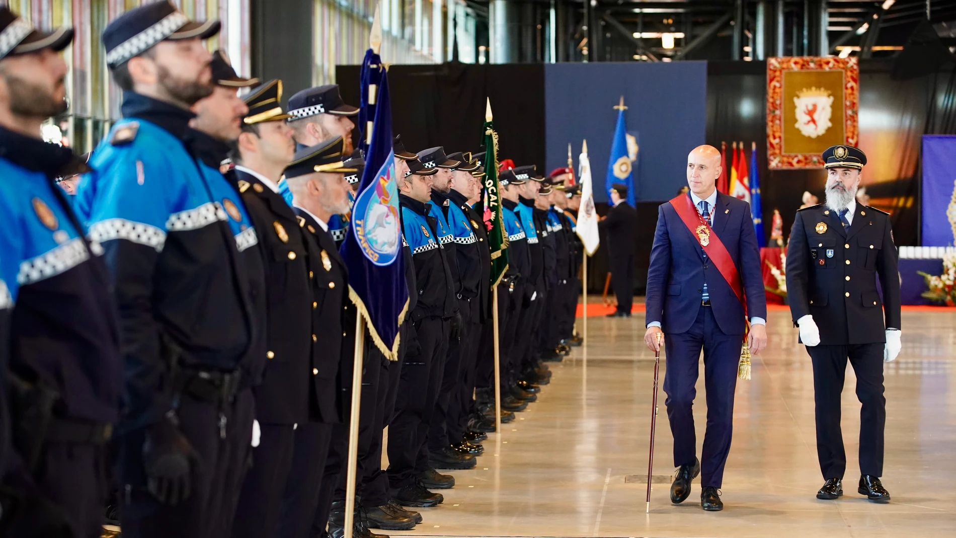 El intendente jefe de la Policía Local, Miguel Ángel Llorente Pellitero pasa revista junto al alcalde José Antonio Díez